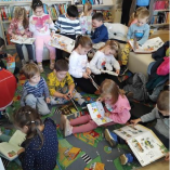 Könyvtárlátogatás class=